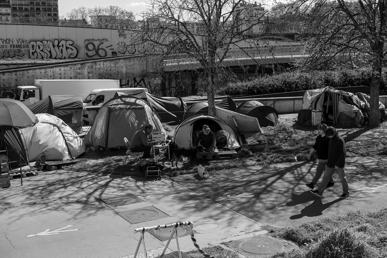 Tentes alignées le long du quai, une personne marche au milieu